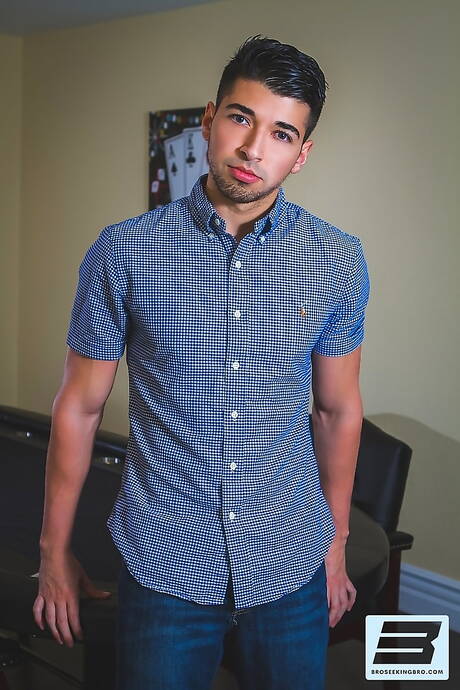 Bro Seeking Bro: Hot guys Brett Dylan, Jonah Fontana and Aleks Buldocek in threesome fuck action