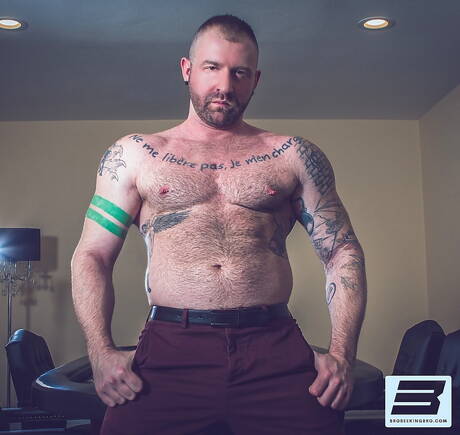 Bro Seeking Bro: Hot guys Brett Dylan, Jonah Fontana and Aleks Buldocek in threesome fuck action