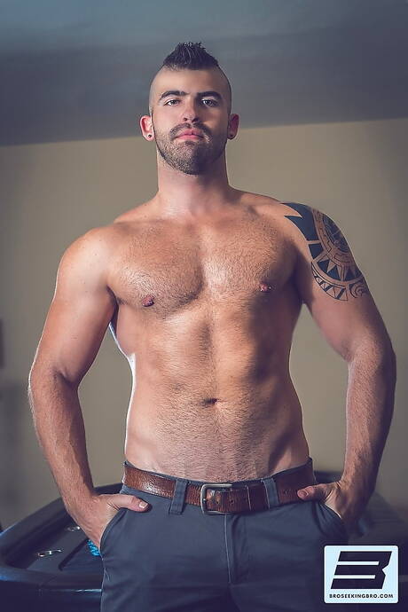 Bro Seeking Bro: Hot guys Brett Dylan, Jonah Fontana and Aleks Buldocek in threesome fuck action