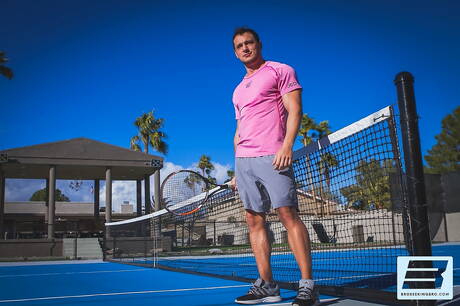 Die schamlosen Jungs Joey D, Scott De Marco und Drew Hill bei einer heißen Dreier-Arschfick-Action im Freien