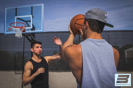 Husky facet Joey D i amerykański siłacz Brett Dylan w gorącej homoseksualnej akcji na zewnątrz