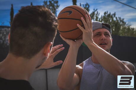 Joey D, un homme costaud, et Brett Dylan, un homme fort américain, dans une action homosexuelle torride à l