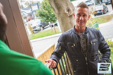 ストロングマンのケイレブ・ストームとアメリカの毛深いクマのコルビー・ジャンセンが熱いアナルセックスをする