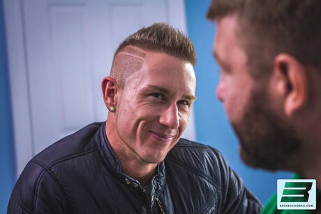 ストロングマンのケイレブ・ストームとアメリカの毛深いクマのコルビー・ジャンセンが熱いアナルセックスをする