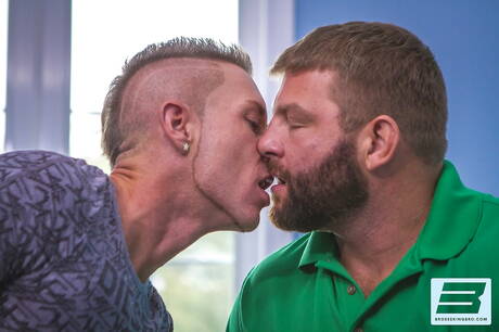 ストロングマンのケイレブ・ストームとアメリカの毛深いクマのコルビー・ジャンセンが熱いアナルセックスをする