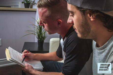 Der Hengst Alexander Pierson und der kräftige Kerl Andrew haben eine heiße Paarszene