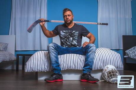 Le beau mec Mateo Sanchez et son magnifique pote Tobias James ont une scène de couple torride