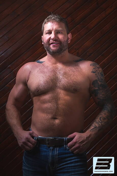 アメリカの毛深い熊コルビー・ジャンセンとカナダの力持ちスカイ・ノックスがチンコをしゃぶった後にファックする