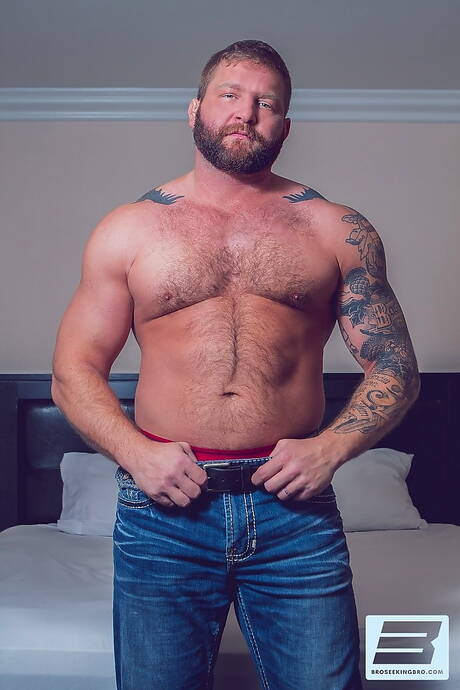 アメリカの毛むくじゃらのクマ、コルビー・ジャンセンと筋肉質のザック・ハンターが熱いカップルシーンを披露