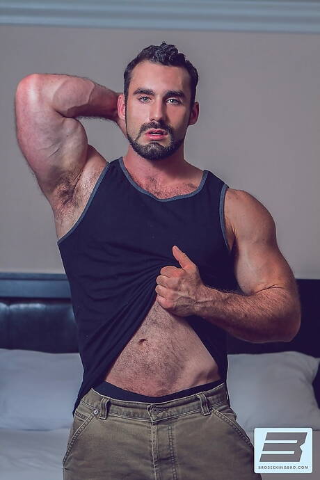 アメリカの毛むくじゃらのクマ、コルビー・ジャンセンと筋肉質のザック・ハンターが熱いカップルシーンを披露