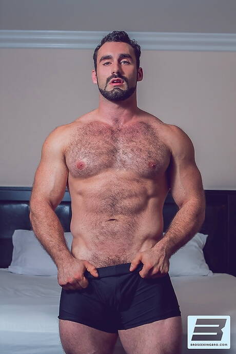 アメリカの毛むくじゃらのクマ、コルビー・ジャンセンと筋肉質のザック・ハンターが熱いカップルシーンを披露