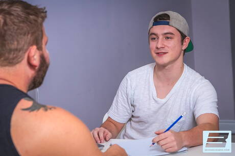 アメリカのホットベアコルビージャンセンと筋肉質のミカエルストームはチンコを吸った後にファックします