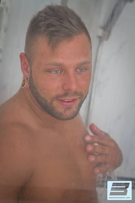 力持ちのケビン・デイビッドとスタッドのマテオ・サンチェスは、バスルームでチンポをしゃぶった後にファックする