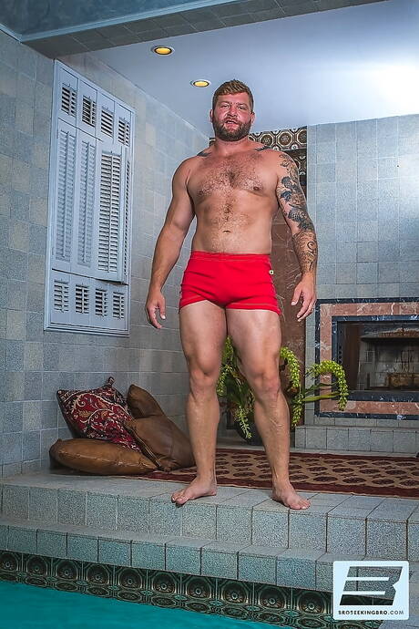 アメリカのポルノスター、タフガイのセス・ナイトとホットベアのコルビー・ジャンセンがプールでフェラチオした後に尻をファックする