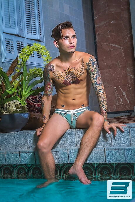 アメリカのポルノスター、タフガイのセス・ナイトとホットベアのコルビー・ジャンセンがプールでフェラチオした後に尻をファックする