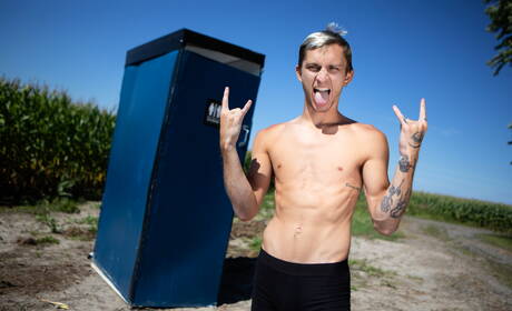 Los adolescentes gays tatuados Theo Brady, Edward Terrant, Leo Louis y Jordan Lake se hacen una mamada y un polvo anal.