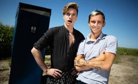 Los adolescentes gays tatuados Theo Brady, Edward Terrant, Leo Louis y Jordan Lake se hacen una mamada y un polvo anal.