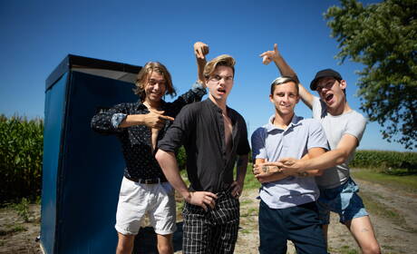 Los adolescentes gays tatuados Theo Brady, Edward Terrant, Leo Louis y Jordan Lake se hacen una mamada y un polvo anal.