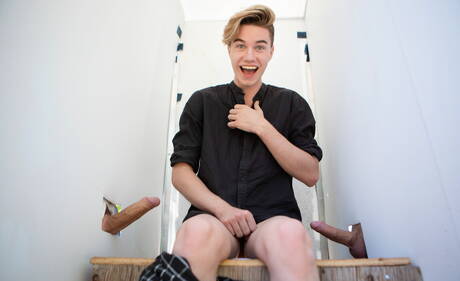 Los adolescentes gays tatuados Theo Brady, Edward Terrant, Leo Louis y Jordan Lake se hacen una mamada y un polvo anal.