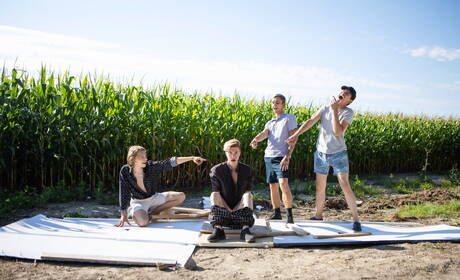 Los adolescentes gays tatuados Theo Brady, Edward Terrant, Leo Louis y Jordan Lake se hacen una mamada y un polvo anal.