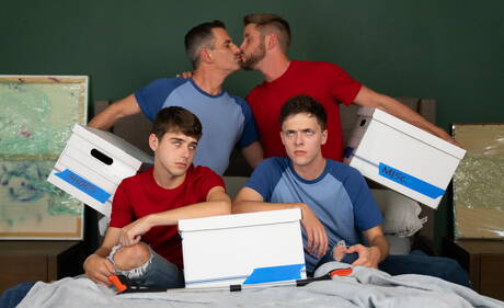 Dois garotos americanos, o super garanhão Mitch Cox e o lindo garoto Joey Mills, transando depois de chupar o pau