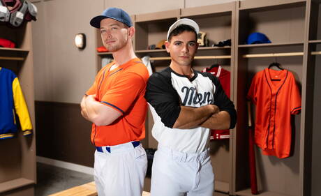 Der attraktive Damian Night und der amerikanische Adonis Johnny Donovan necken Schwänze