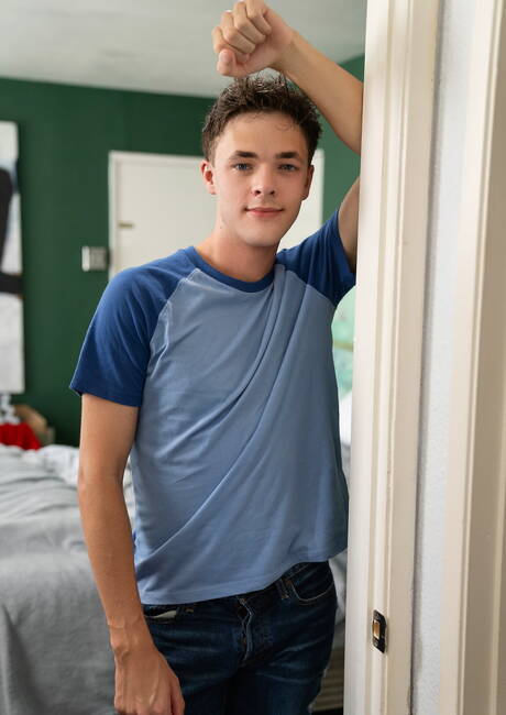 Heiße amerikanische Kerle bulligen Johnny Ford und Twink Troye Dean haben einen guten Analsex