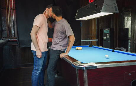 Gli amici spudorati Damien White, Matt Heron e Luca Luv fanno un caldo sesso a tre