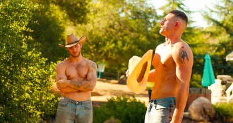 Heiße Amerikaner, bullige Carter Woods und Hengst Ryder Owens haben Analsex in der Küche