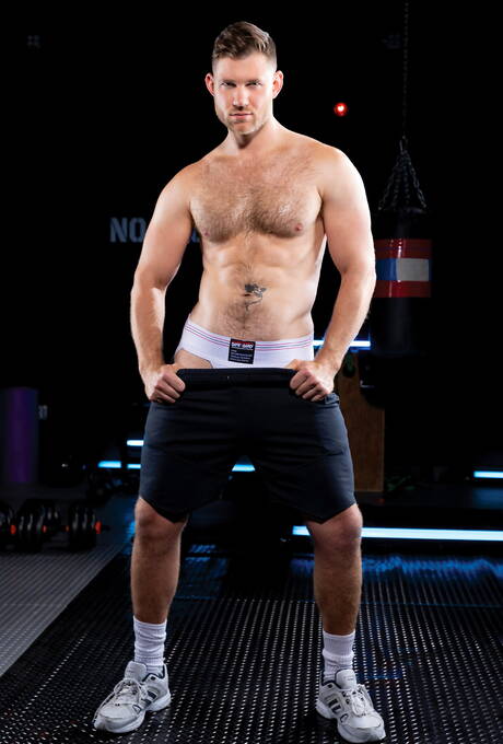 セクシーなアメリカ人男、アンドレ・ドノヴァンと雄牛のケーデン・ジャクソンが黒人と白人のセックスをする