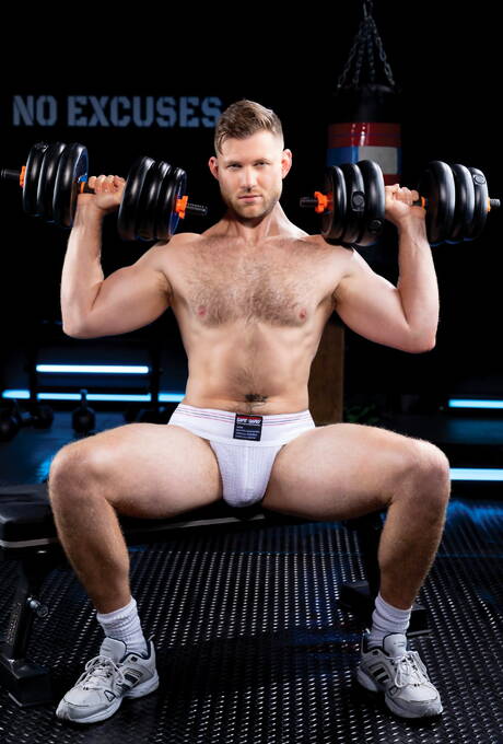 Les mecs américains chauds et costauds Andre Donovan et le taureau Caden Jackson dans des relations sexuelles noir sur blanc