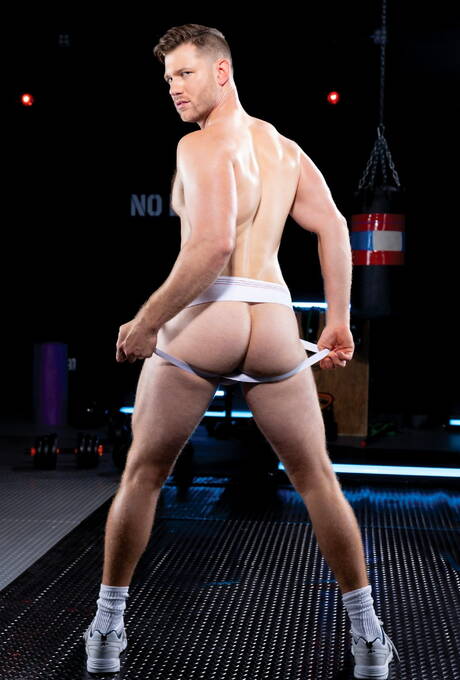 セクシーなアメリカ人男、アンドレ・ドノヴァンと雄牛のケーデン・ジャクソンが黒人と白人のセックスをする