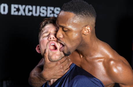 Les mecs américains chauds et costauds Andre Donovan et le taureau Caden Jackson dans des relations sexuelles noir sur blanc