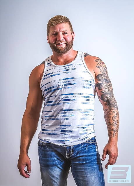 たくましいケビン・デイビッドとアメリカ人ゲイのクマ、コルビー・ジャンセンがハードなアナルセックスをする