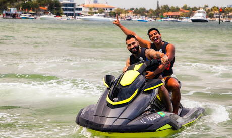 Armando De Armas, Jay, Nick Milani, Rikk York in einer heißen Saug- und Fickszene im Freien
