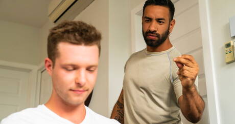 Der kräftige Benjamin Blue und der Muskelprotz Mateo Zagal bei einem heißen Arschfick