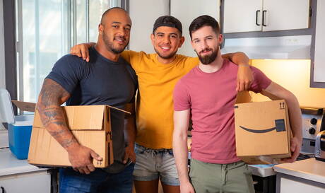 超級帥哥 Alex Montenegro 和帥哥 Thyle Knoxx 在廚房裡吸吮雞巴後，進行跨種族肛門性交