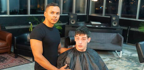 Der bullige Edward Terrant und der Muskelprotz Milo Madera haben guten Oralsex