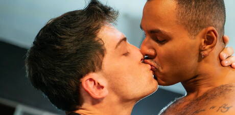 Der bullige Edward Terrant und der Muskelprotz Milo Madera haben guten Oralsex