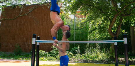 Canadian well-built Manuel Skye and well-built Tan Blitz in hot ass fuck action outdoor