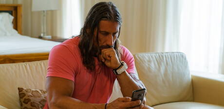 Il forzuto Darenger McCarthy e il robusto James Fox scopano dopo un pompino