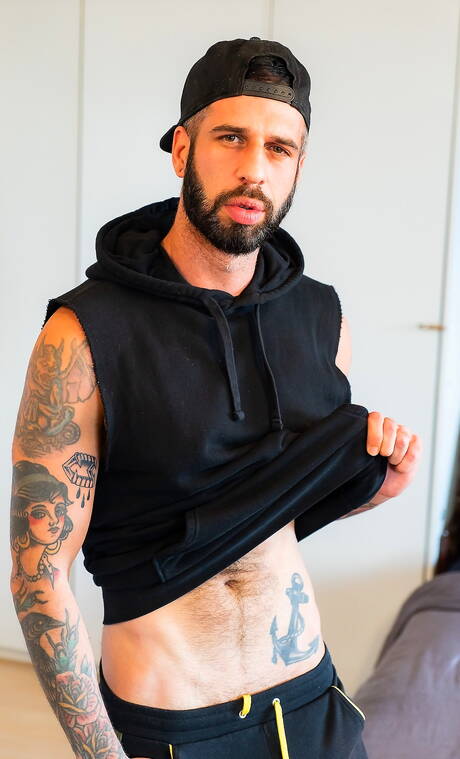 Der kräftige Kanadier Romeo Davis und der hübsche Kanadier Ryan Jacobs beim harten Analsex