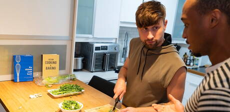 Der haarige englische Hengst Drew Dixon und der schwarze Muskelprotz Trent King ficken nach einem interracialen Schwanzlutschen in der Küche