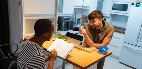 Der haarige englische Hengst Drew Dixon und der schwarze Muskelprotz Trent King ficken nach einem interracialen Schwanzlutschen in der Küche