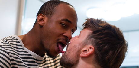 Der haarige englische Hengst Drew Dixon und der schwarze Muskelprotz Trent King ficken nach einem interracialen Schwanzlutschen in der Küche