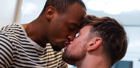 Der haarige englische Hengst Drew Dixon und der schwarze Muskelprotz Trent King ficken nach einem interracialen Schwanzlutschen in der Küche