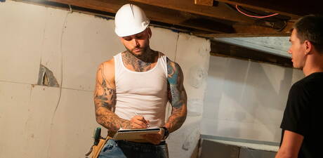 O forte touro canadense Tony Dangelo e o bem constituído Edwin Robinson se chocaram