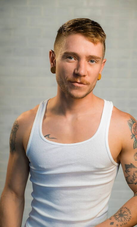 튼튼한 콜트 스펜스와 근육질의 세스 코리건이 서로를 빨고 섹스하는 모습