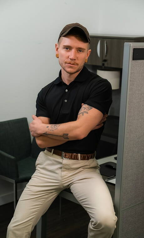 De goed gebouwde Colt Spence en de gespierde Seth Corrigan zuigen en neuken elkaar