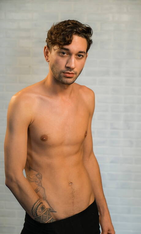 Dobrze zbudowany Colt Spence i umięśniony Seth Corrigan ssą i ruchają się nawzajem